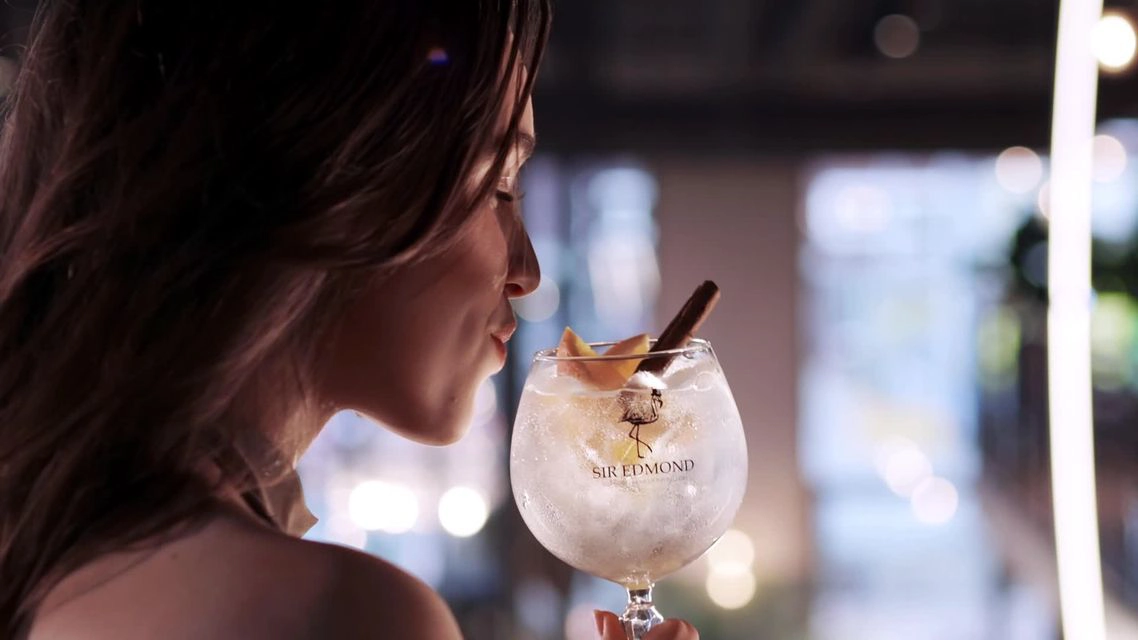 Gin-tonic-horizontal-preview.jpeg (60 KB)